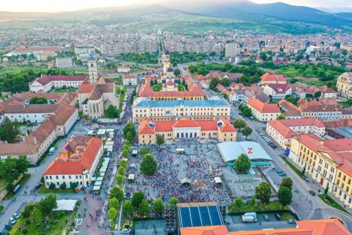Central Spacious Apartment With Balcony - Alba Carolina Alba Iulia Ngoại thất bức ảnh