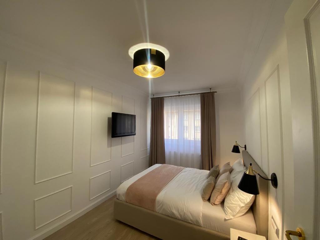 Central Spacious Apartment With Balcony - Alba Carolina Alba Iulia Ngoại thất bức ảnh